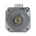 استپر موتور NEMA17 نیدک مدل KV4242-N2B008 نمای جانبی با چرخ دنده برنجی و سوکت